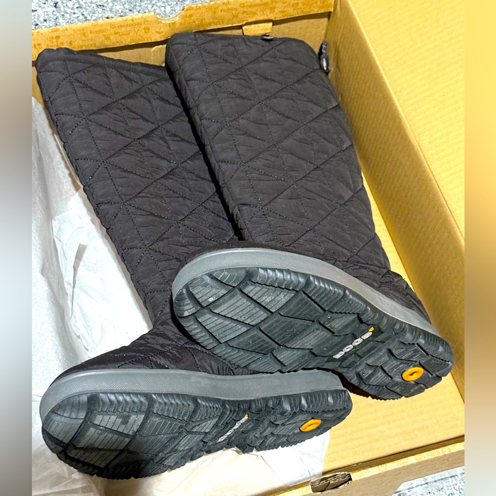 Bogs Snowday Tall winter boots NEW in box